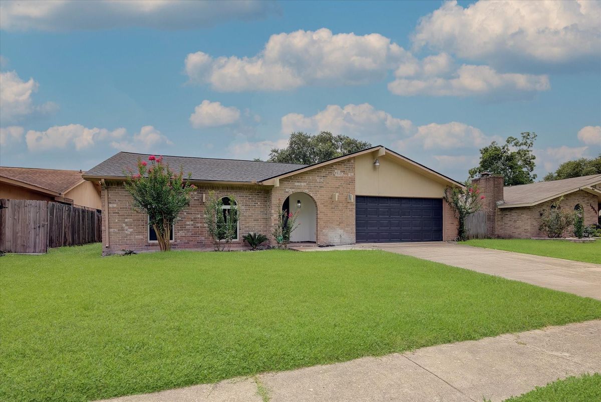 Attached, Exterior, Facade, Brick Facade, Ranch