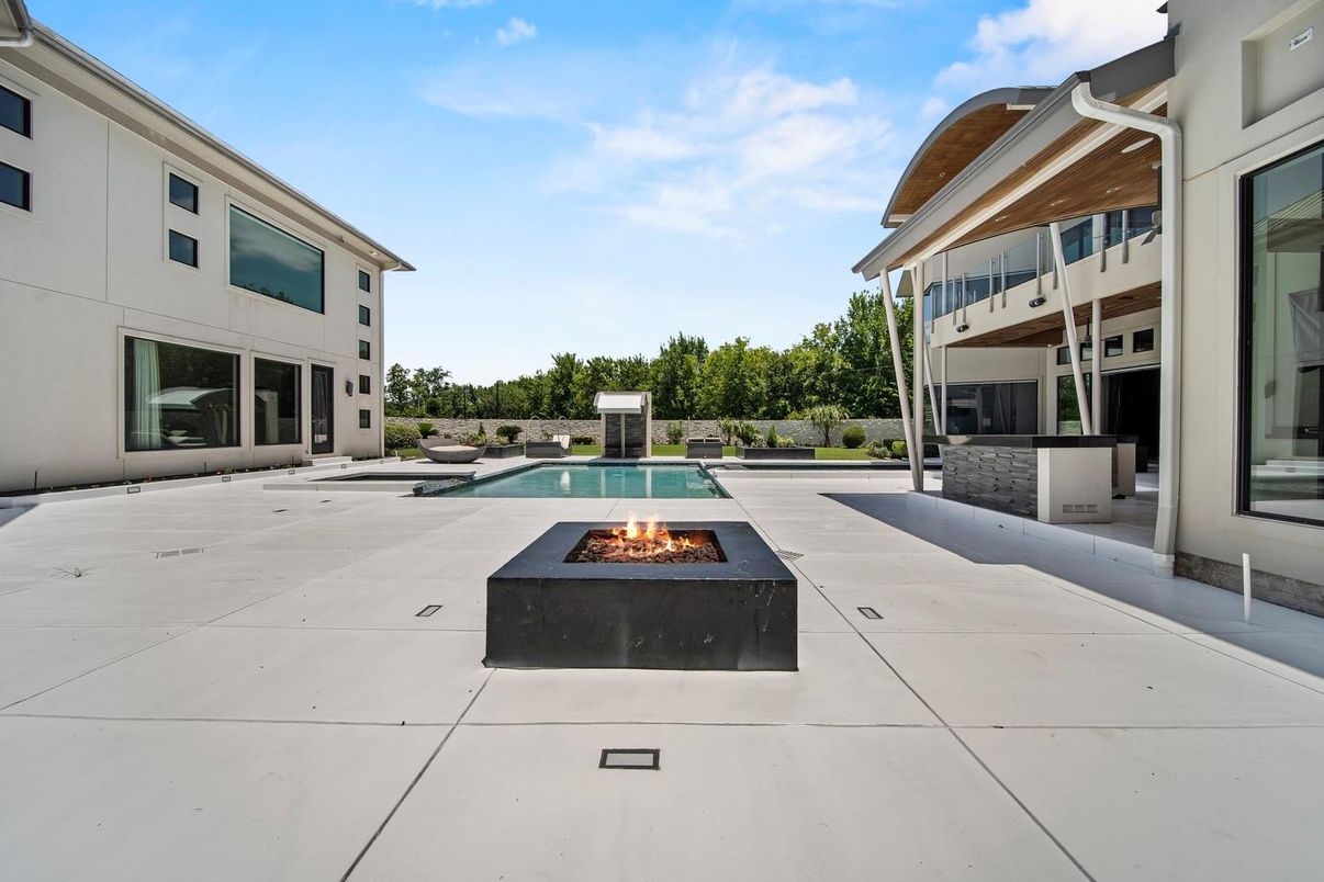 Exterior, Pool