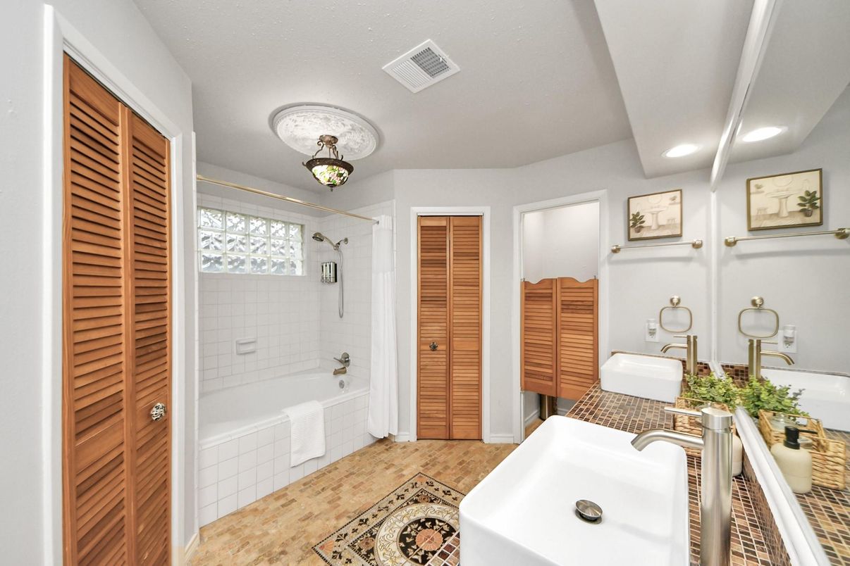 Bathroom, Interior, Recessed Lighting