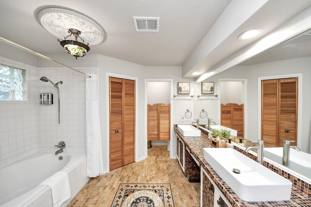 Bathroom, Dual Sink Vanities, Interior, Recessed Lighting