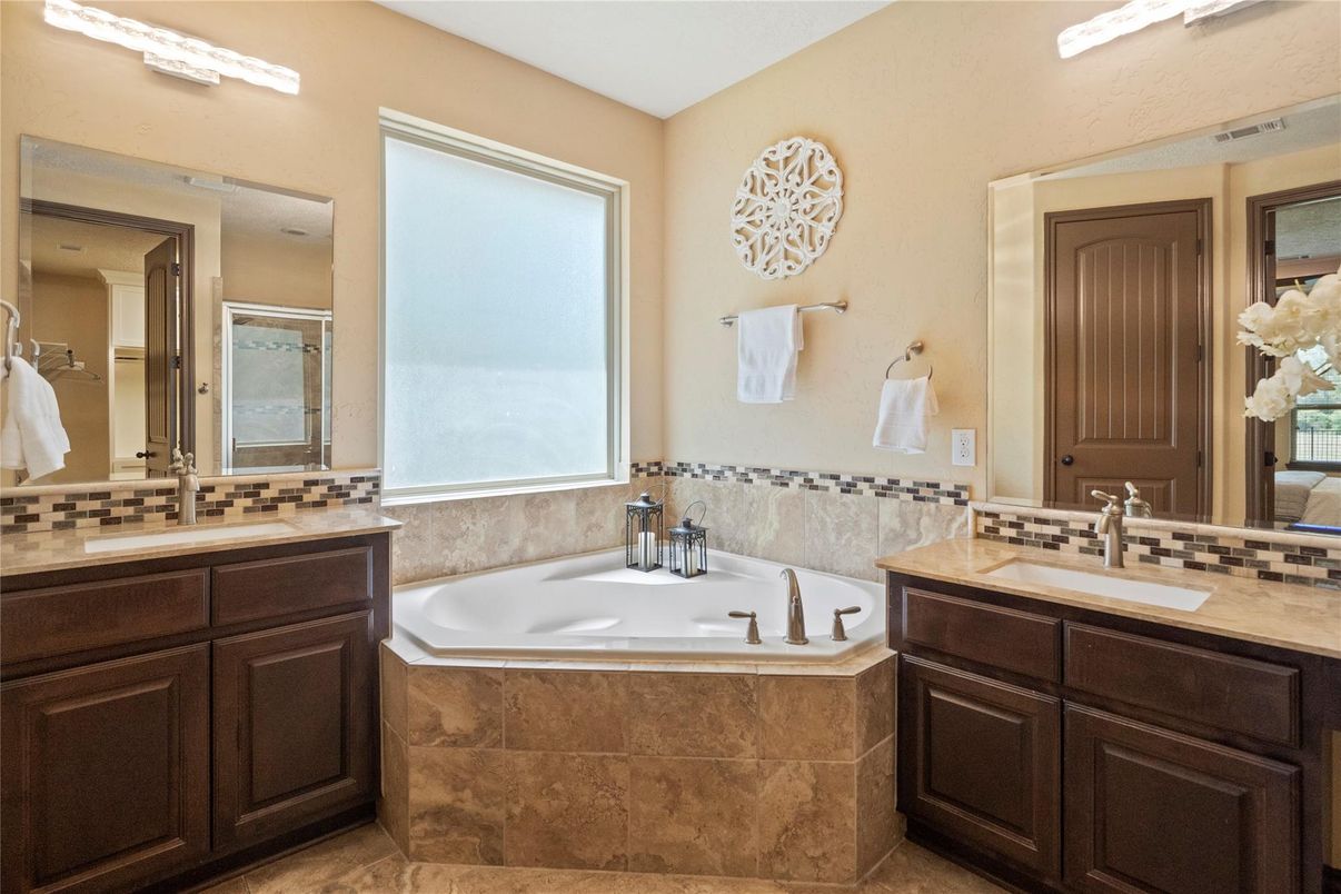 Bathroom, Dual Sink Vanities, Interior