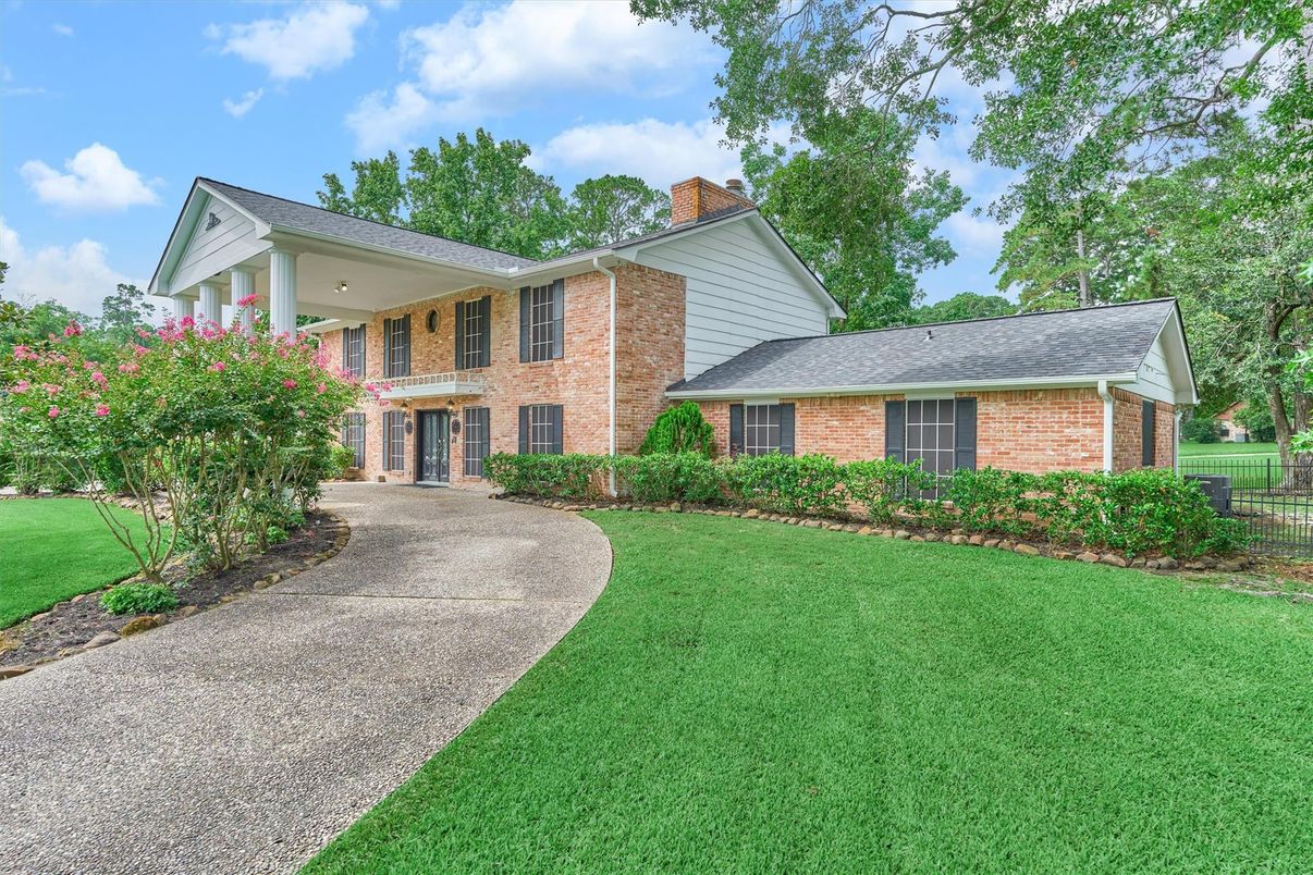 Backyard, Exterior, Facade, Brick Facade, Split Level