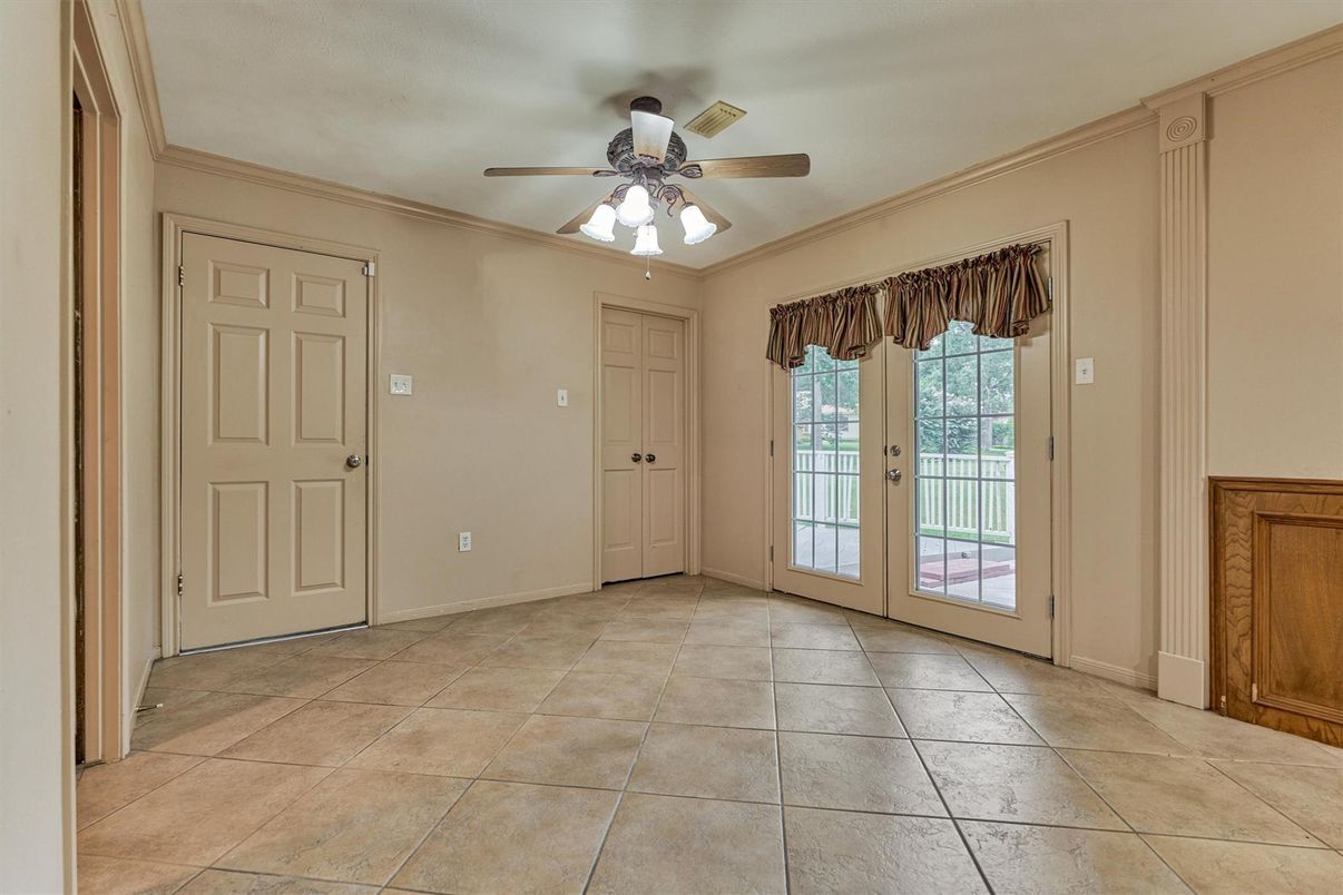 Empty room, Interior