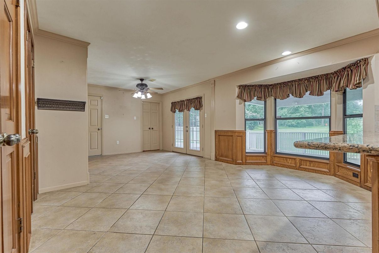 Empty room, Interior, Recessed Lighting