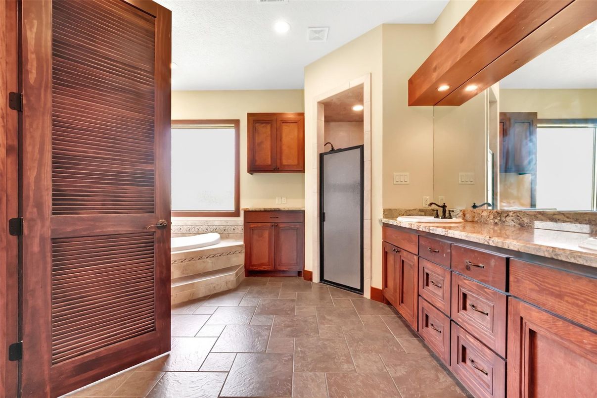 Bathroom, Dual Sink Vanities, Interior, Recessed Lighting