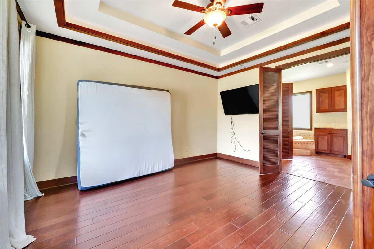 Empty room, Interior, Recessed Lighting, Wood Texture Flooring