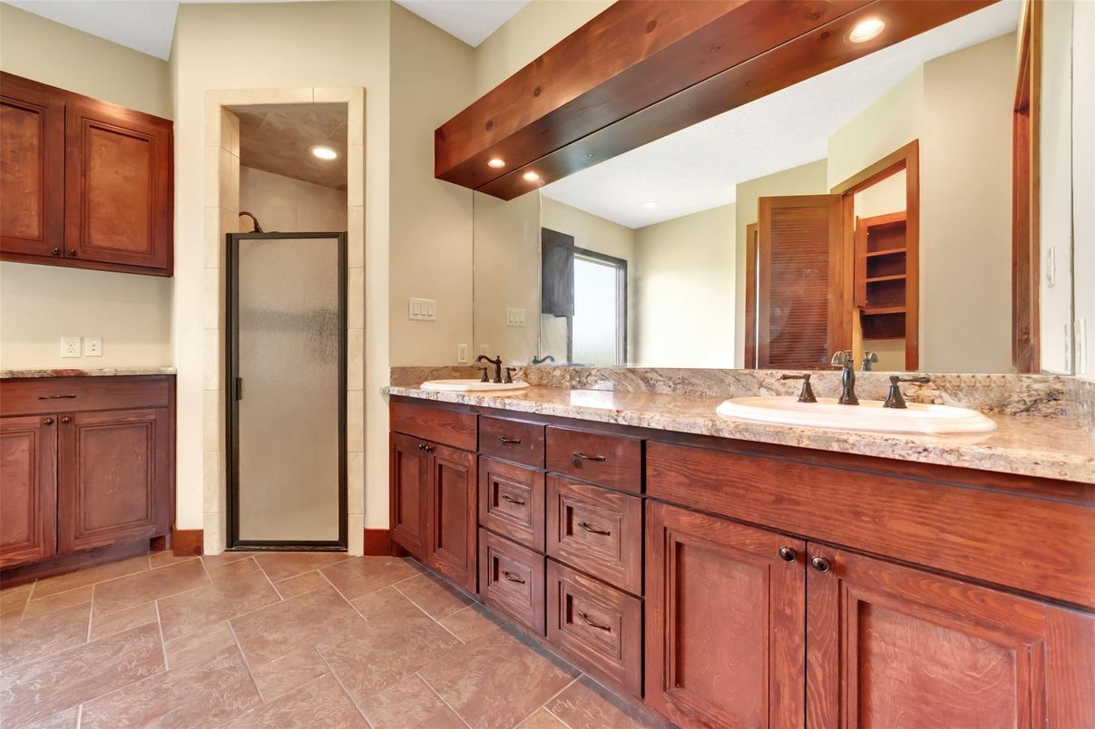 Bathroom, Dual Sink Vanities, Interior, Recessed Lighting