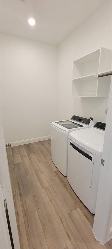 Interior, Recessed Lighting, Washer, Wood Texture Flooring
