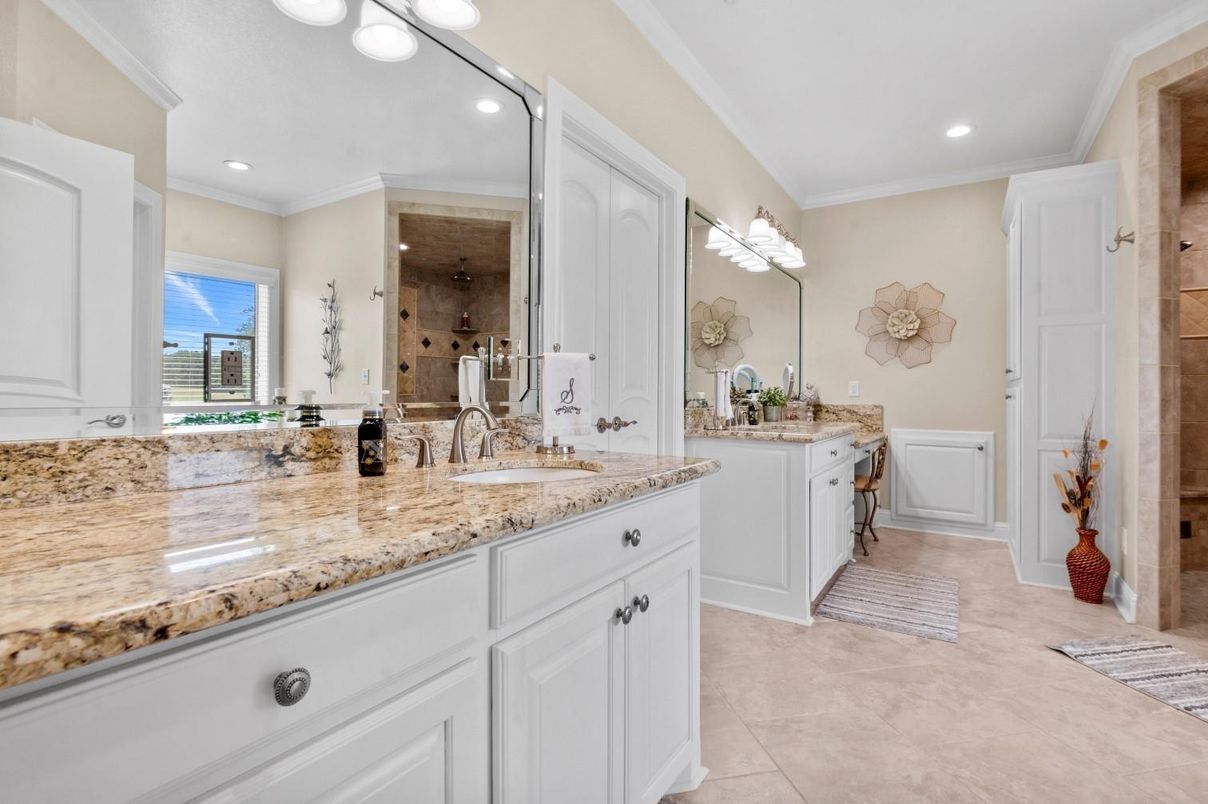 Bathroom, Dual Sink Vanities, Interior, Recessed Lighting