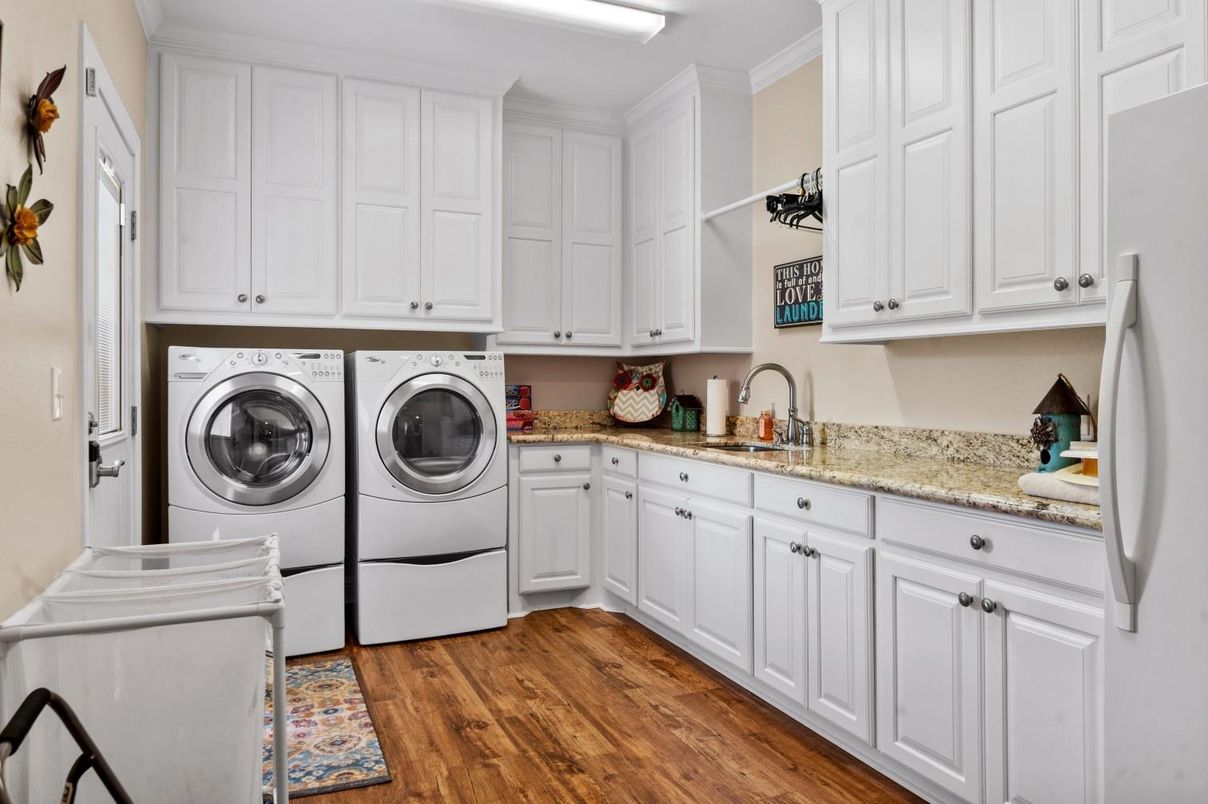 Interior, Washer, Wood Texture Flooring