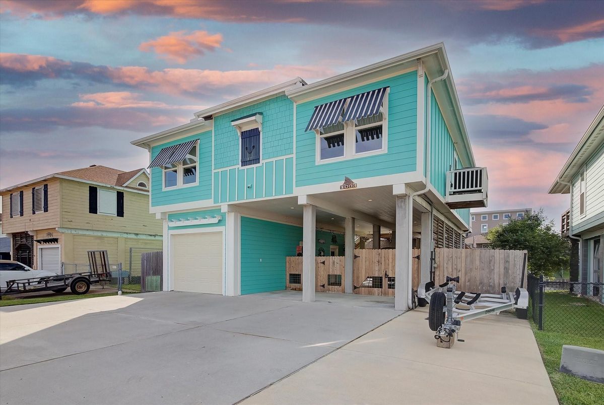 Attached, Exterior, Facade, Rowhouse