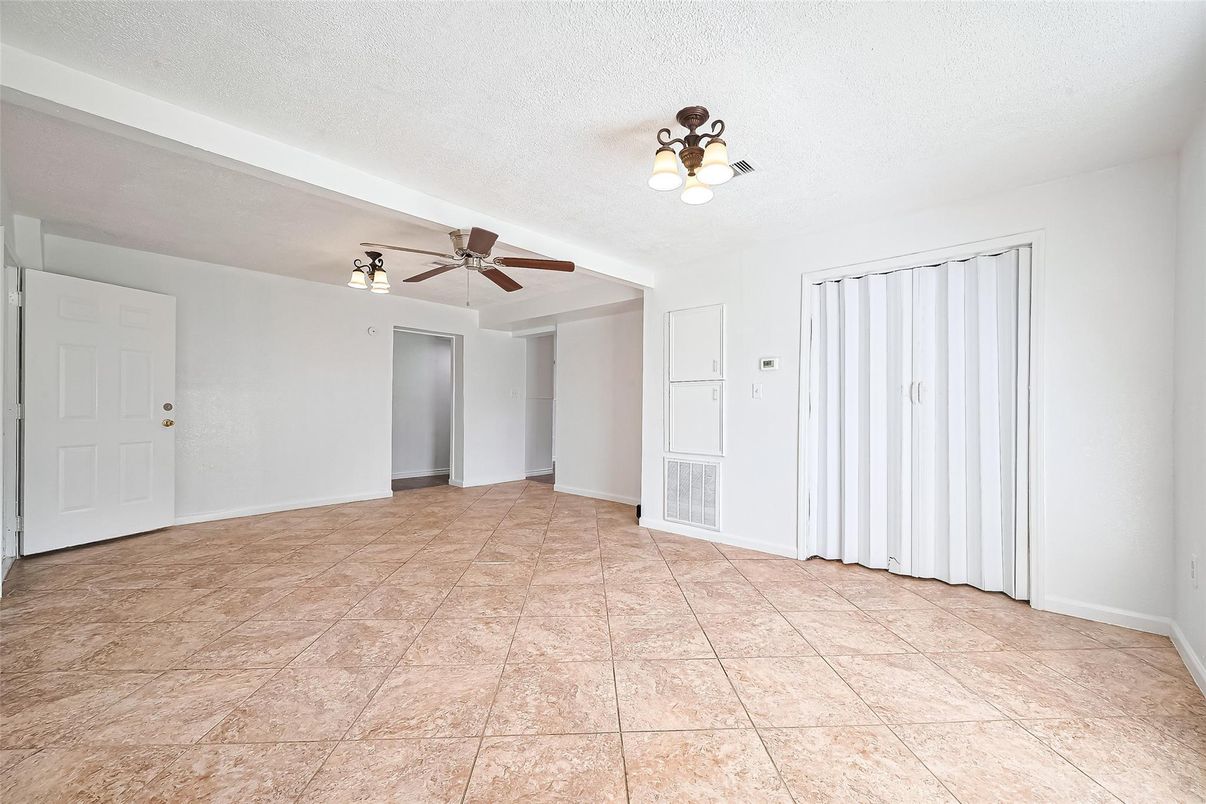 Empty room, Interior
