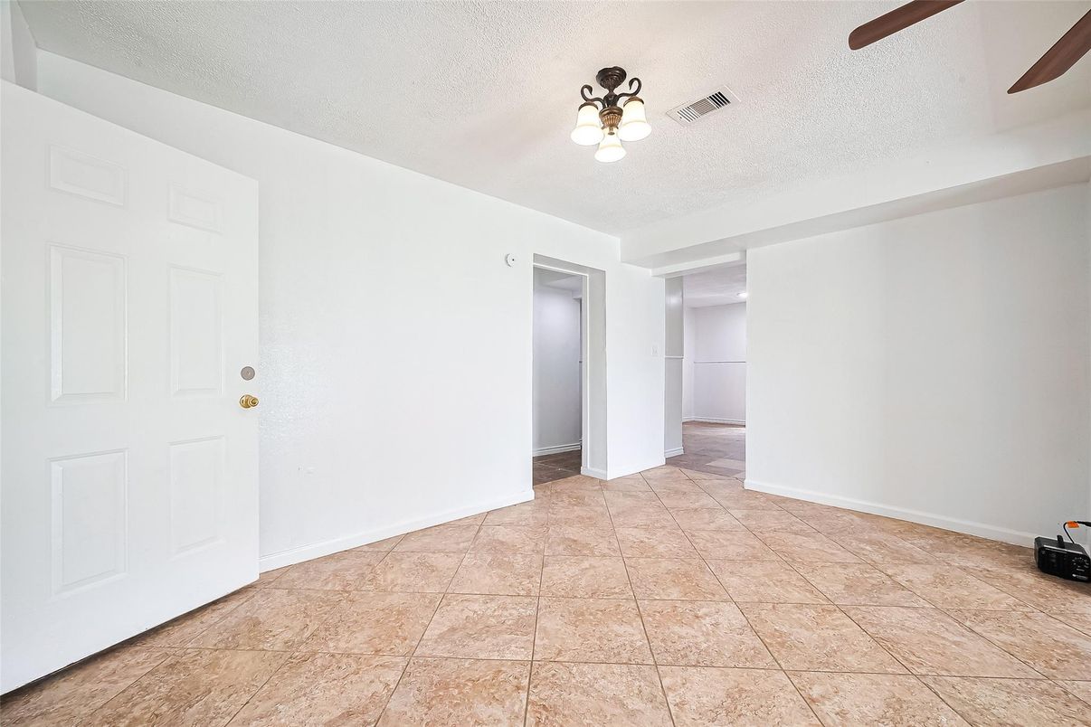 Empty room, Interior