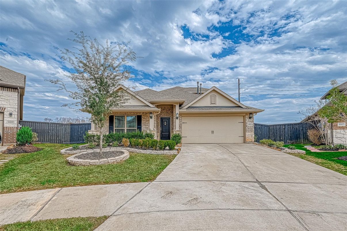 Attached, Exterior, Facade, Brick Facade, Ranch