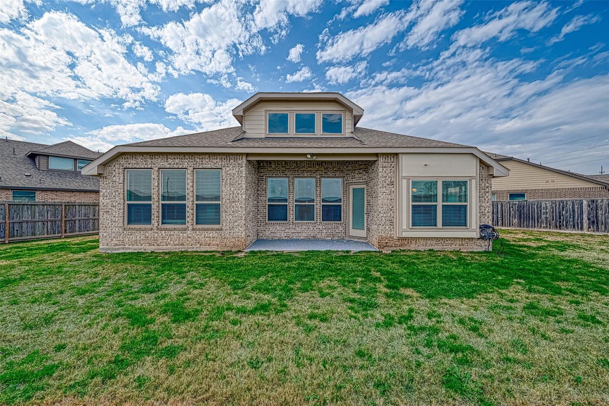Exterior, Facade, Ranch