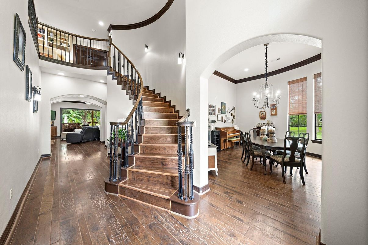 Chandelier, Dining room, Interior, Recessed Lighting, Wood Texture Flooring