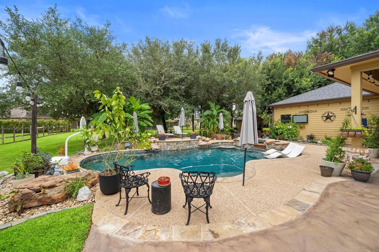 Exterior, Pool