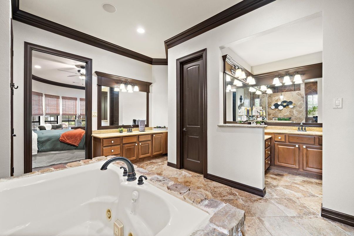 Bathroom, Dual Sink Vanities, Interior, Recessed Lighting