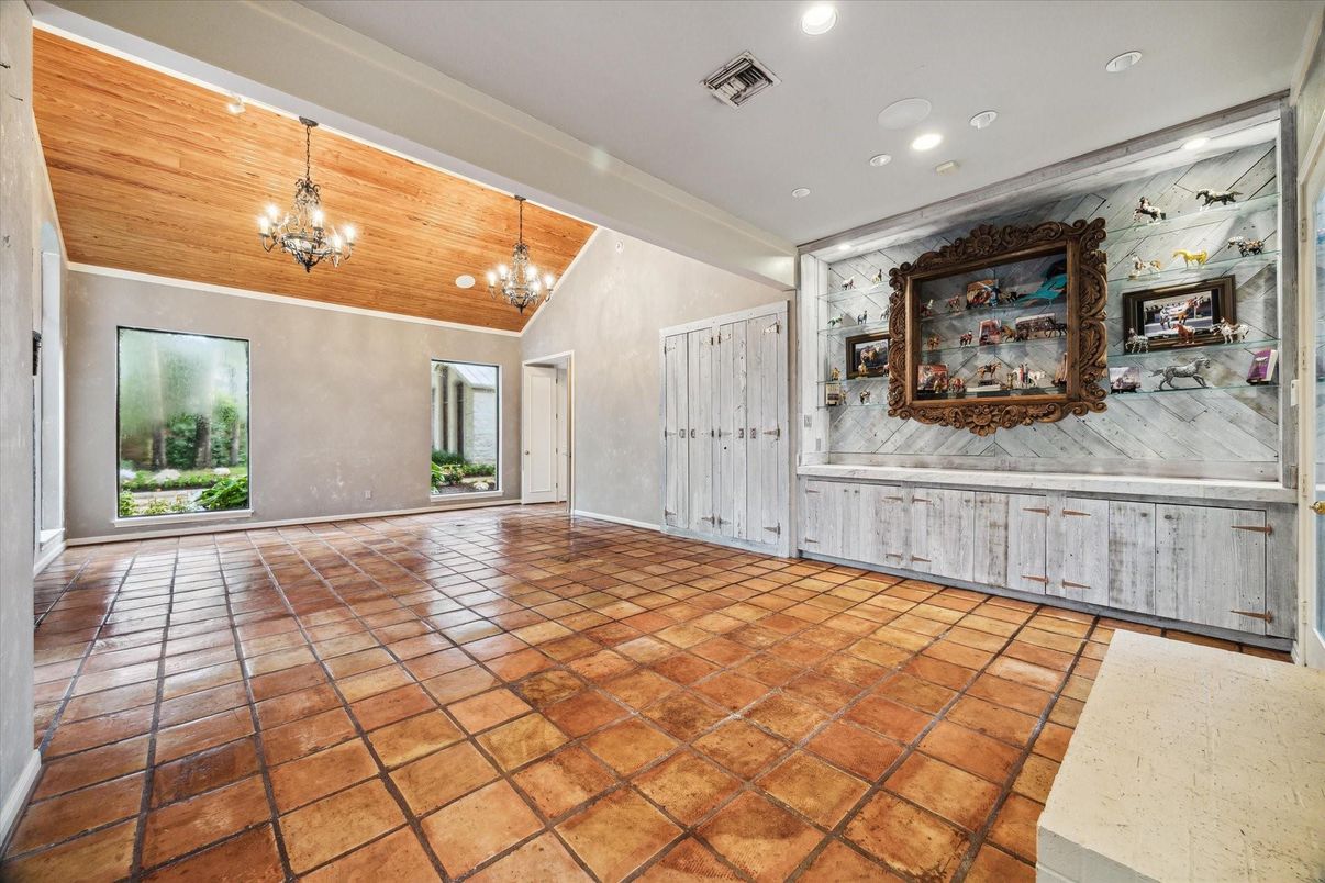 Chandelier, Empty room, Interior, Recessed Lighting