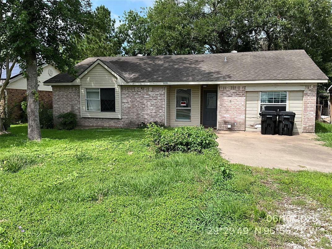 Exterior, Facade, Brick Facade, Ranch