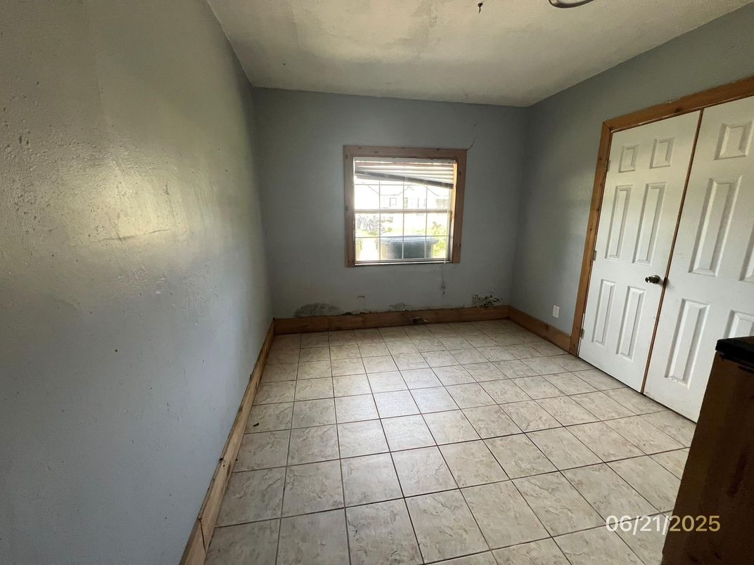 Empty room, Interior