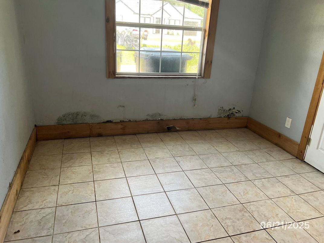 Empty room, Interior