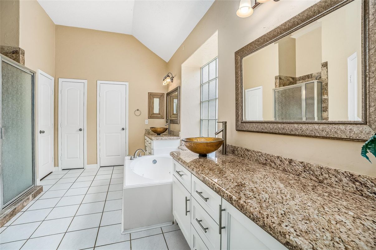 Bathroom, Dual Sink Vanities, Interior