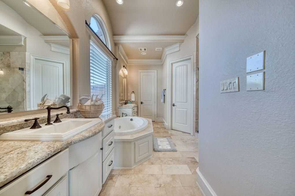 Bathroom, Dual Sink Vanities, Interior, Recessed Lighting