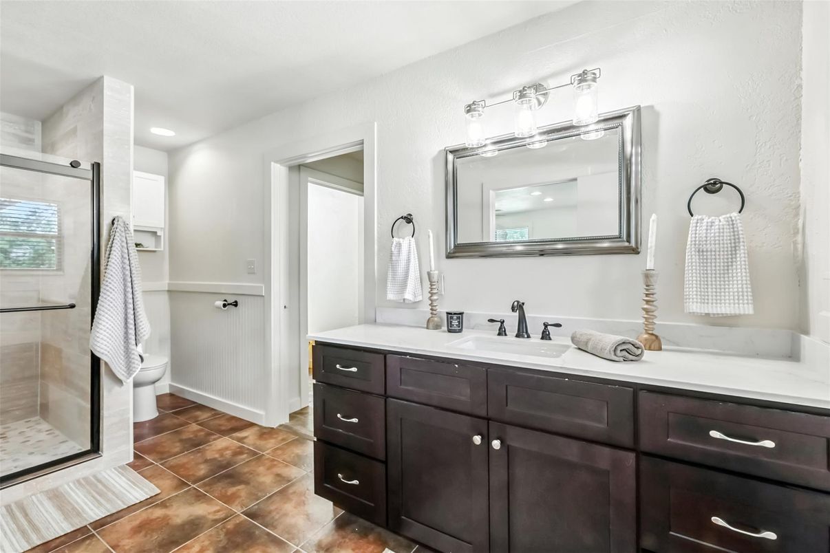 Bathroom, Dual Sink Vanities, Interior, Recessed Lighting