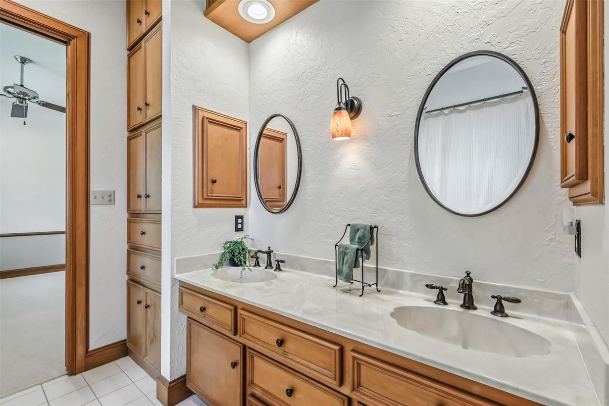 Bathroom, Dual Sink Vanities, Interior, Recessed Lighting