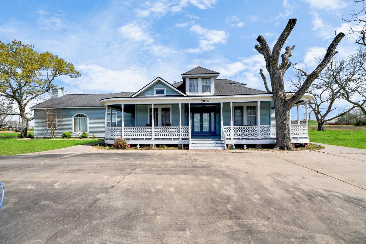 Exterior, Facade, Queen Anne Victorian