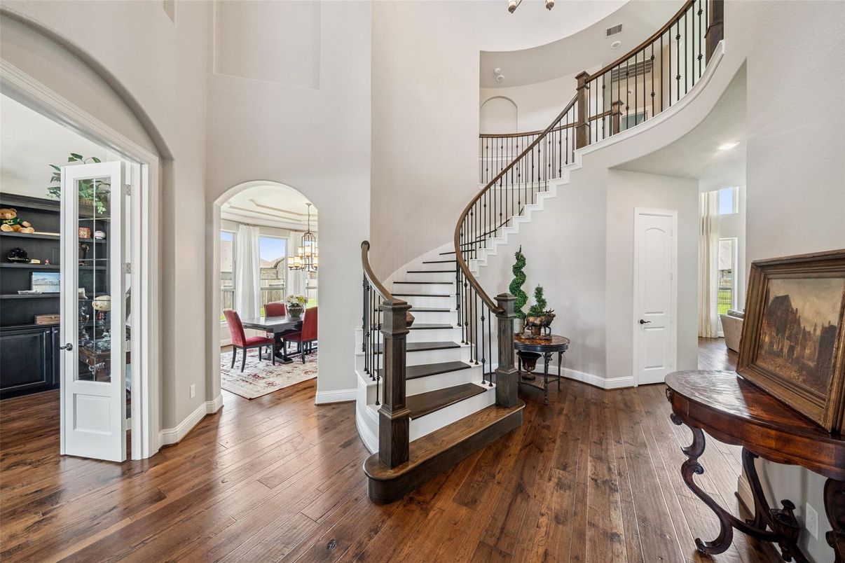 Chandelier, Dining room, Interior, Recessed Lighting, Wood Texture Flooring
