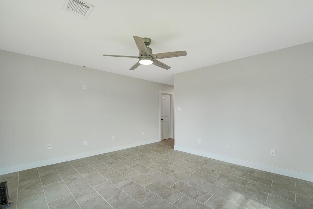 Empty room, Interior