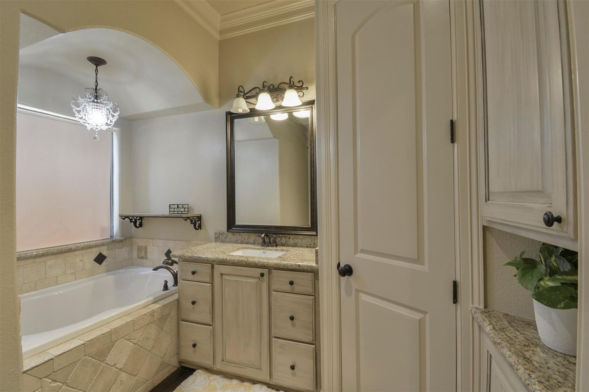 Bathroom, Chandelier, Interior, Pendant Lights