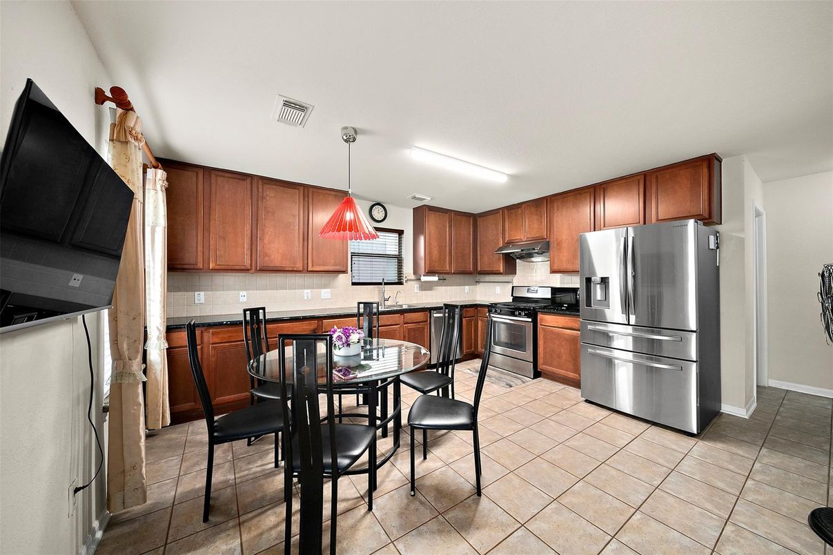 Dining room, Interior, Kitchen, Pendant Lights, Stainless Steel Appliances
