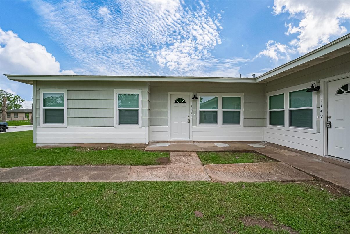 Exterior, Facade, Ranch