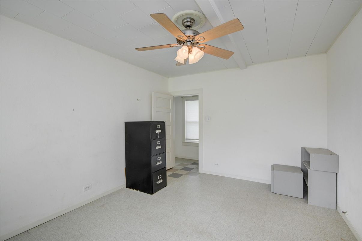 Empty room, Interior