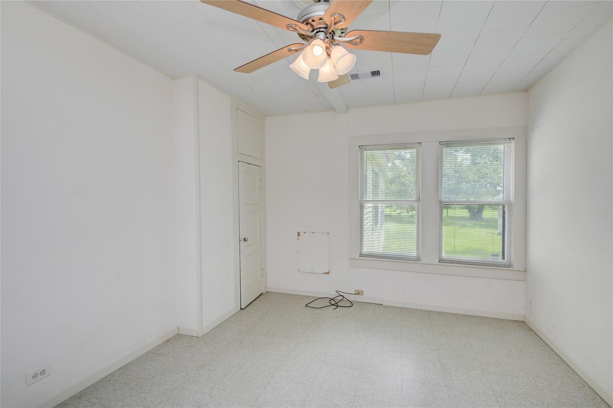 Empty room, Interior