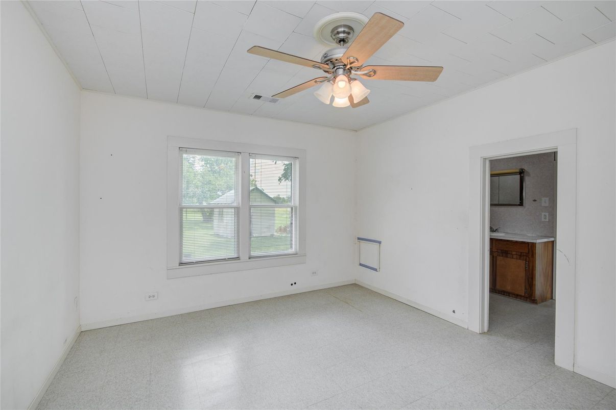 Empty room, Interior