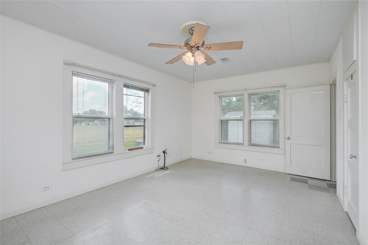 Empty room, Interior