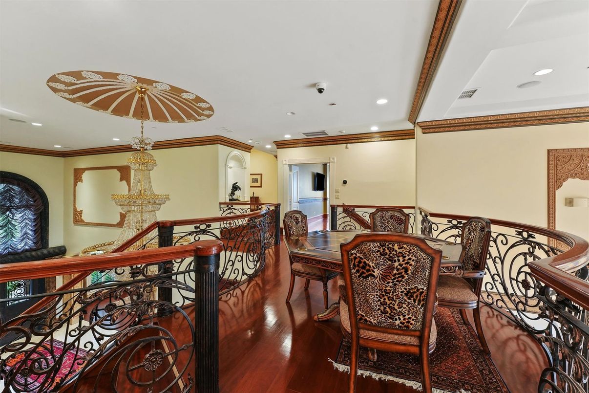 Chandelier, Dining room, Interior, Recessed Lighting, Wood Texture Flooring