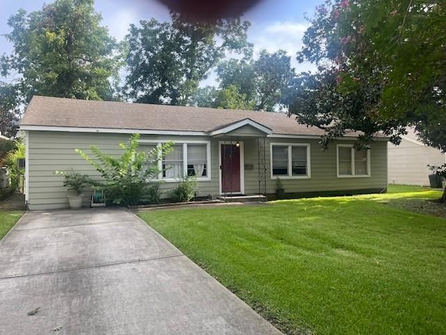 Backyard, Exterior, Facade, Ranch