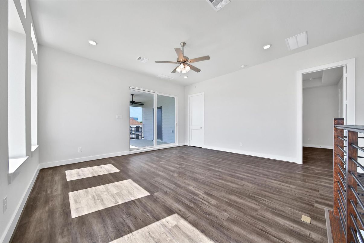 Empty room, Interior, Recessed Lighting, Wood Texture Flooring