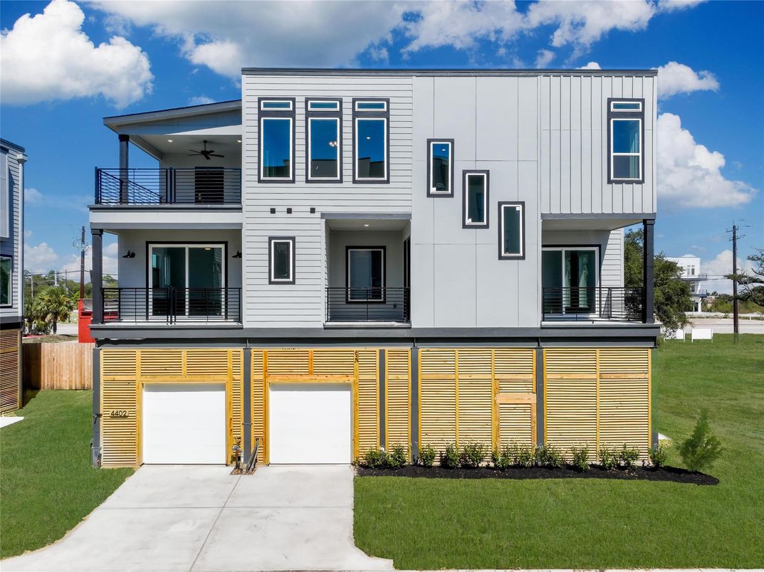 Exterior, Facade, Modern