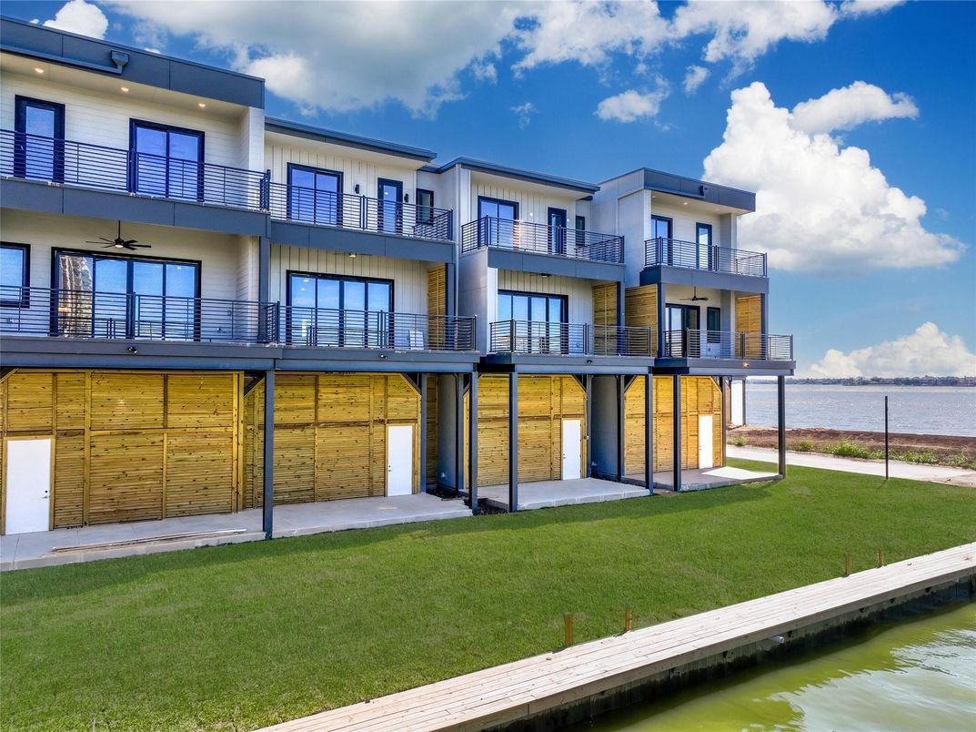 Backyard, Exterior, Facade, Water, Modern