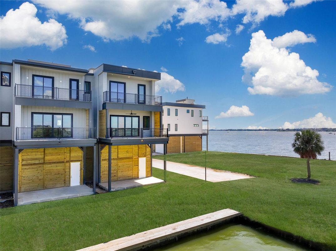 Backyard, Exterior, Facade, Water, Modern