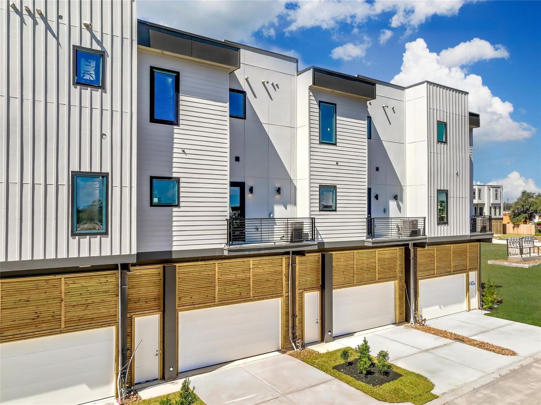 Attached, Exterior, Facade, Rowhouse