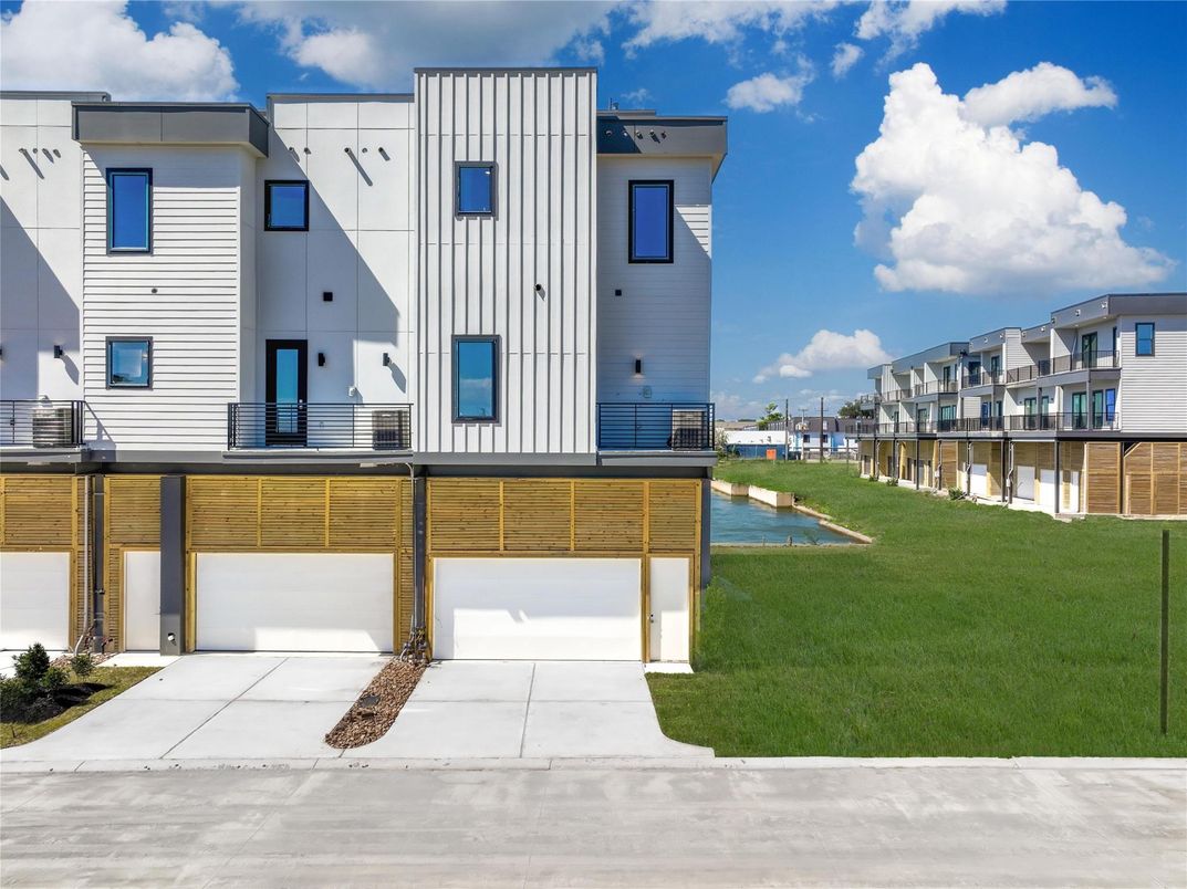 Exterior, Facade, Modern