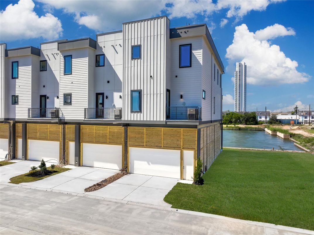 Attached, Exterior, Facade, Water, Modern