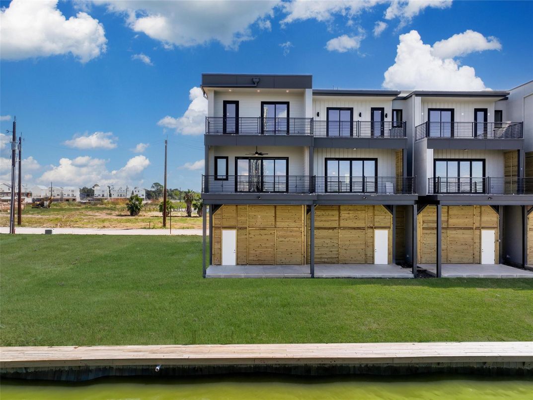 Backyard, Exterior, Facade, Modern